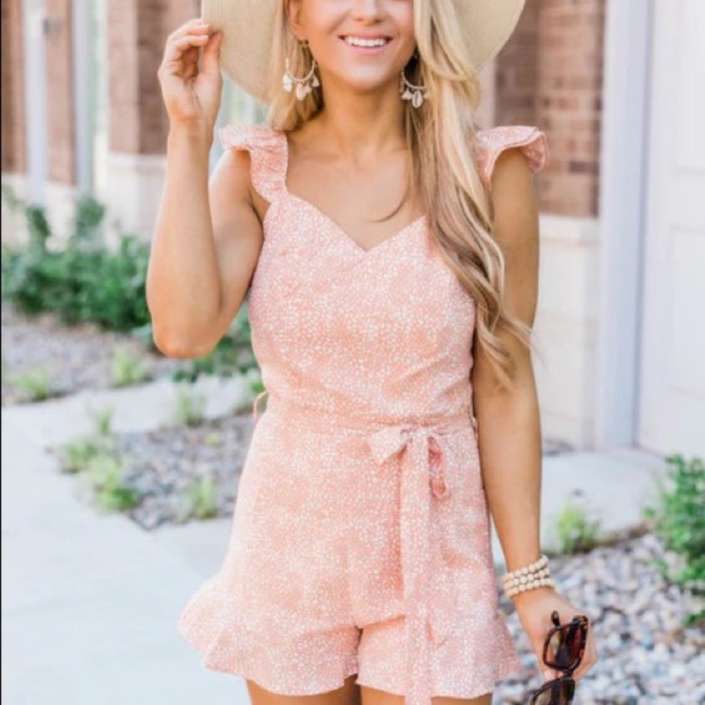 Pink Lily. Never Worn. Seeking Someday Romper Peach. Medium.